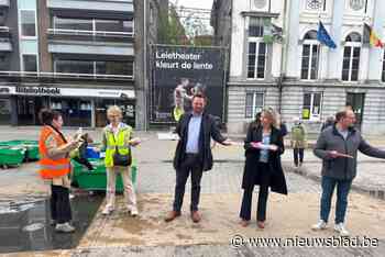 KIJK. Honderden boeken verhuisd met schattige mensenketting: “Dit bewijst hoe belangrijk deze bibliotheek is”