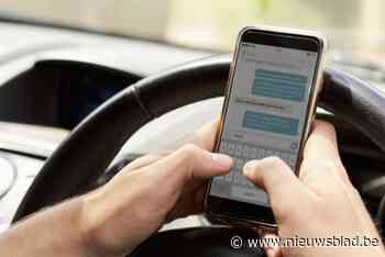 Griekse ambtenaar hangt al rijdend uit autoraam om foto’s te nemen: politie trekt rijbewijs in