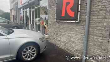 Auto rijdt tegen muur van winkel Running Store