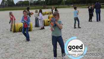 Kinderen spelen tussen de buien door aan de Breugelhoeve in Peer