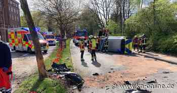 Streifenwagen bei Einsatzfahrt in Kiel umgestürzt: Zwei Unfälle verwickelt
