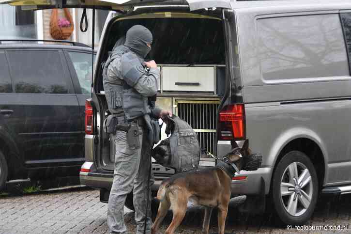 Hulpdiensten massaal ingezet: Arrestatieteam valt woning in Edam binnen