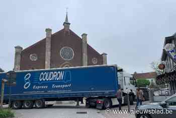 Vrachtwagen rijdt zich vast in centrum van Mere