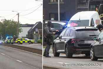Speciale eenheden en hulpdiensten massaal ter plaatse nadat man zich twee uur lang verschanst in woning