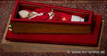So wird ein Leichnam für die öffentliche Aufbahrung vorbereitet