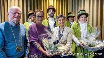 Grafelijk Genootschap van de Klein-Brabantse Asperges overhandigt eerste bussel van het seizoen aan gouverneur Cathy Berx