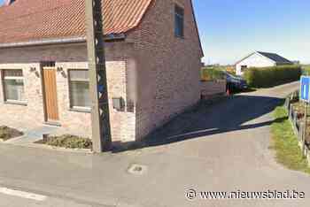 Chauffeur postorderbedrijf rijdt elektriciteitspaal aan bij manoeuvre