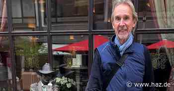 Mike an the Mechanics kommen mit der Bahn in Hannover an