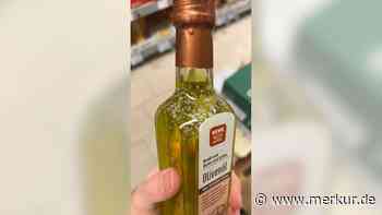 Rewe-Mitarbeiter schnappt sich Produkt in Supermarkt und ist völlig baff: „Was ist das im Olivenöl?“