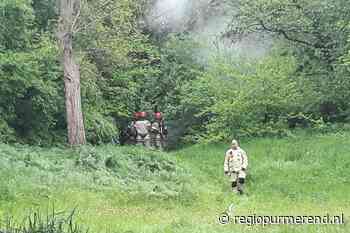 Brandweer blust scooterbrand in Park de Uitvlugt in Purmerend