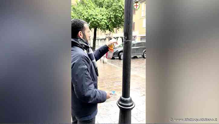 Il sindaco di Corsico cancella la scritta ‘viva il duce’ e pubblica il video: “Così devono finire i fascisti”