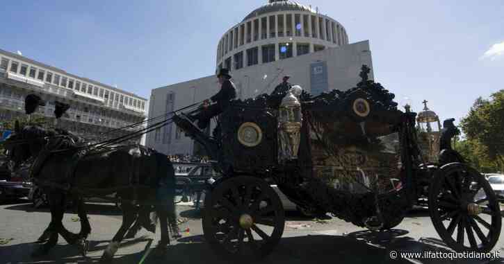 Sequestrati 8 elicotteri all’impresa che fu pagata per lanciare petali per il funerale del boss Casamonica