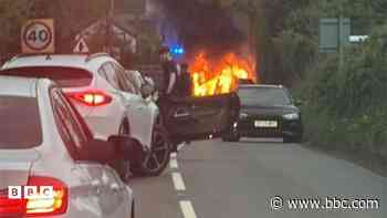 Merch, 12, ag 'anafiadau sy'n bygwth ei bywyd' wedi gwrthdrawiad