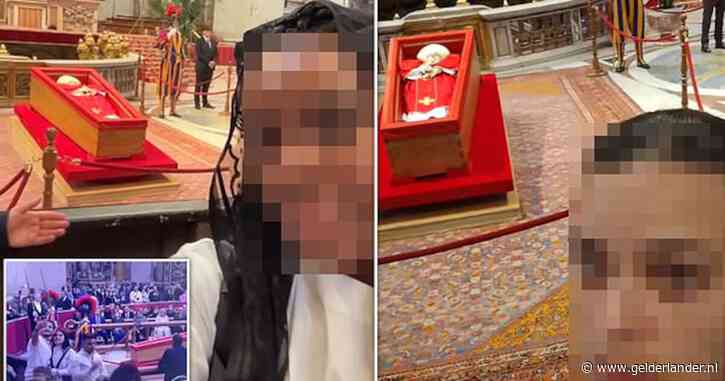 Verontwaardiging over mobieltjes in basiliek en selfies met lichaam paus: ‘Luguber en respectloos’
