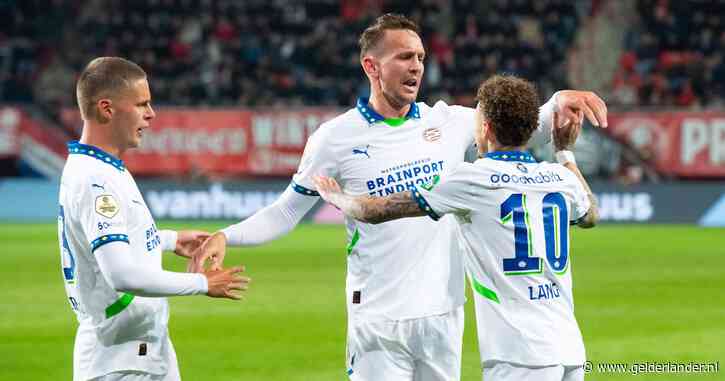 PSV herpakt zich knap na slechte start in Enschede en staat stevig op tweede plek: ‘Zo willen we spelen’