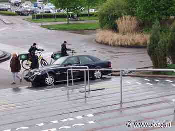 Mercedes-Benz met verlopen APK rijdt op trap winkelcentrum Waddinxveen