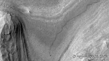 Mars orbiter snaps 1st image of Curiosity rover driving on the Red Planet (photo)