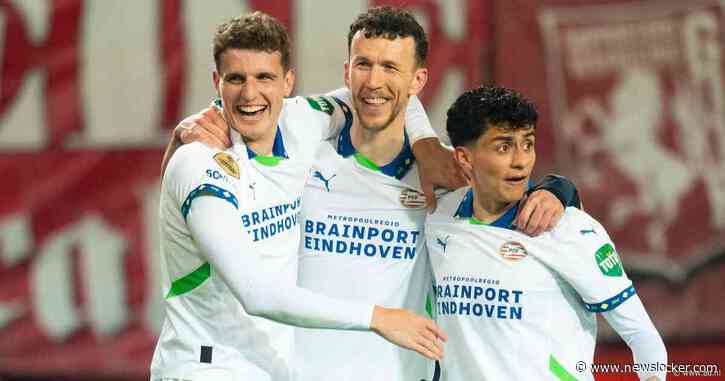 PSV herpakt zich knap na slechte start in Enschede en staat stevig op tweede plek: ‘Zo willen we spelen’