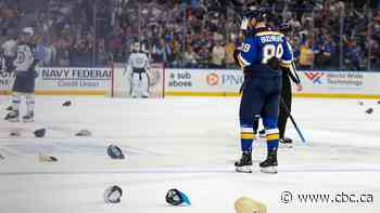 Hats fly, Hellebuyck yanked, as Blues pound Jets 7-2 to win Game 3 in St. Louis