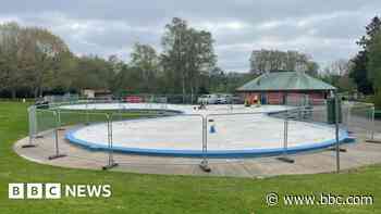 'Complex' paddling pool repairs delay reopening