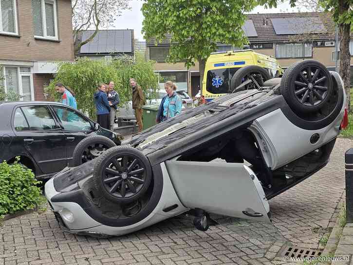 Auto belandt op z’n kop in woonwijk, automobiliste lichtgewond