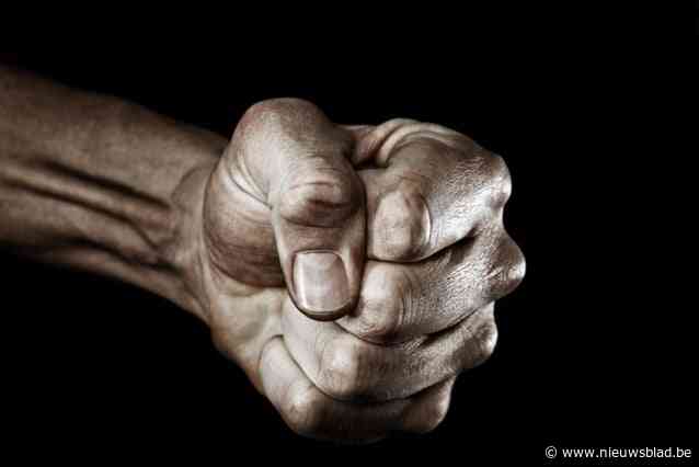 Straatvechter (20) die na schooltijd 1 op 1 gevechten houdt en dat laat filmen krijgt werkstraf: “Eerst slaan, dan handshake”