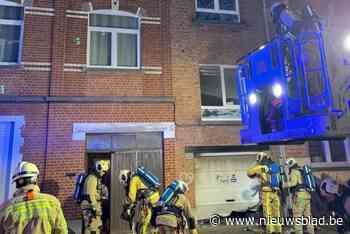 Een persoon bevangen door rook bij appartementsbrand, gezin samen met konijnen en chihuahua in veiligheid gebracht