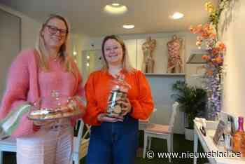 In deze koffiebar van Annick (52) en Charlotte (23) zit je tussen de lingerie: “We willen klanten een totaalervaring bieden”