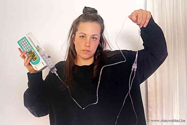 Sara (39) is altijd uitgeput en moet haar hele leven wekelijks aan een infuus liggen door zeldzame aandoening: “Maar ik geef de moed niet op”