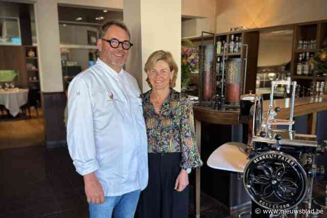 Ooit verkocht chef Dominique (63) dertig ton mosselen per seizoen, nu bestaat ’t Kantientje veertig jaar: “Ons cliënteel staat op nummer één”