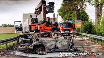 Unfalldrama in Oberbayern: BMW geht nach Crash in Flammen auf – Fahrer verbrennt