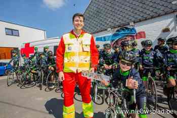 Jonge wielertalenten van R.EV Academy trappen pleisterverkoop Rode Kruis op gang