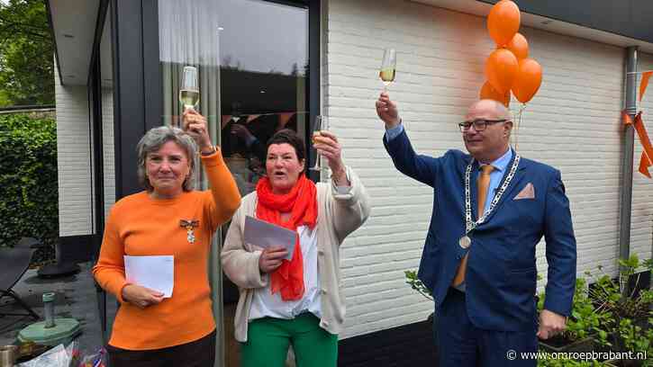 Burgemeester geeft Ilse lintje voor werk bij vluchtelingen: ‘Dankbaar'