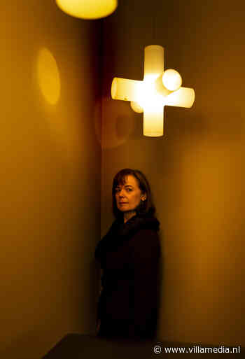 Journalist Saskia Belleman tijdens lintjesregen koninklijk onderscheiden