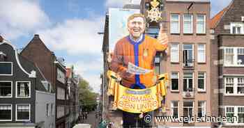 Café De Blaffende Vis onthult nieuwe gevelversiering voor Koningsdag, knipoog naar Fabers ‘lintjesgate’