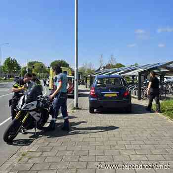 Motorrijder botst hard tegen achterkant auto op kruising Jan Steenlaan/Keijzerweg