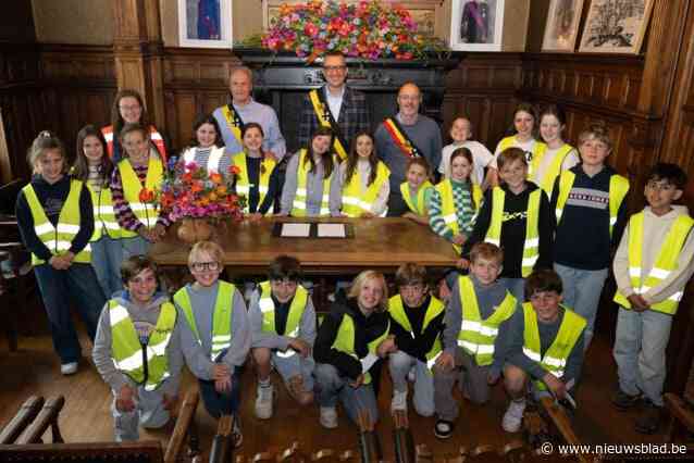 Spervuur van vragen tijdens klasbezoek aan stadhuis