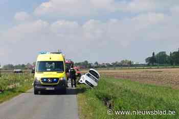 Mercedes belandt in gracht
