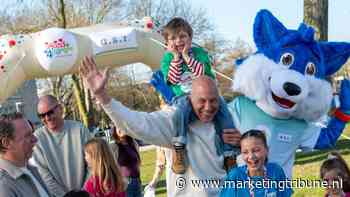 a.s.r. zet ouders en kinderen aan het wandelen