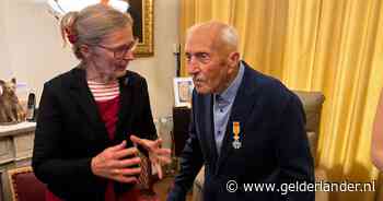 Jan (95) vertelt nog altijd over oorlog, nu krijgt hij er een lintje voor: ‘Wie had dat gedacht, nu ben ik een Oranjegast’