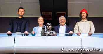 Johan Cruijff op geboortedag geëerd met beeld in Johan Cruijff Arena: ‘In het hart van het stadion’