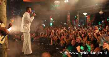 Ronnie Ruysdael doorbreekt ‘Vierdaagse-traditie’: voor eerst op de Waalkade, mét nieuw verjaardagslied