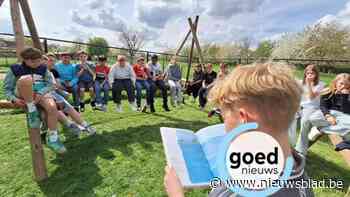 Leerlingen en scouts bouwen buitenleesbank aan basisschool De Fruitboom