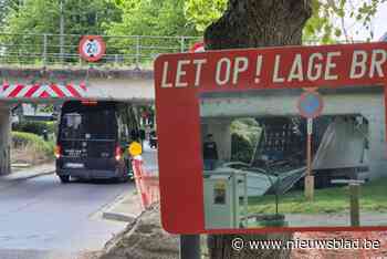 Amper een week na nieuwe verkeersborden: bestuurder rijdt zich vast onder berucht spoorwegbrugje