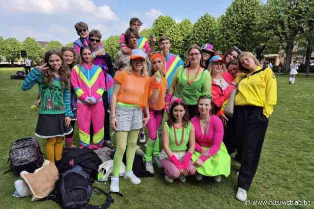 Scholieren vieren laatste 50 dagen aan middelbare school: “Onze band met andere zesdejaars is afgelopen week enorm versterkt”