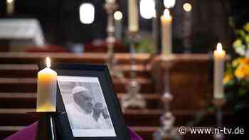 "Er war auch bei mir zu Hause": Arrivederci Francesco - die Welt steht Schlange für den Papst