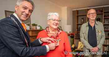 Al snel is duidelijk dat Jos een lintje krijgt, maar dan is er ineens nog een verrassing: ‘We moeten er even een vaasje bijzetten’