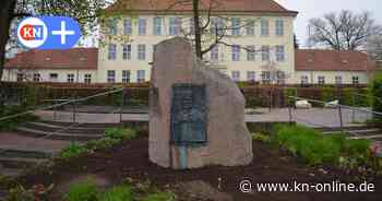 Dahlmannschule Bad Segeberg: Fünfeinhalb Tonnen schwerer Gedenkstein umgesetzt