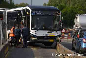 Accordeonbus botst met betonblok aan werken