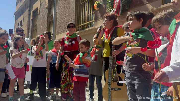 25 aprile, a Milano il coro delle “Piccole Voci Resistenti” intona le canzoni dei partigiani: “Educhiamo i più giovani alla partecipazione”